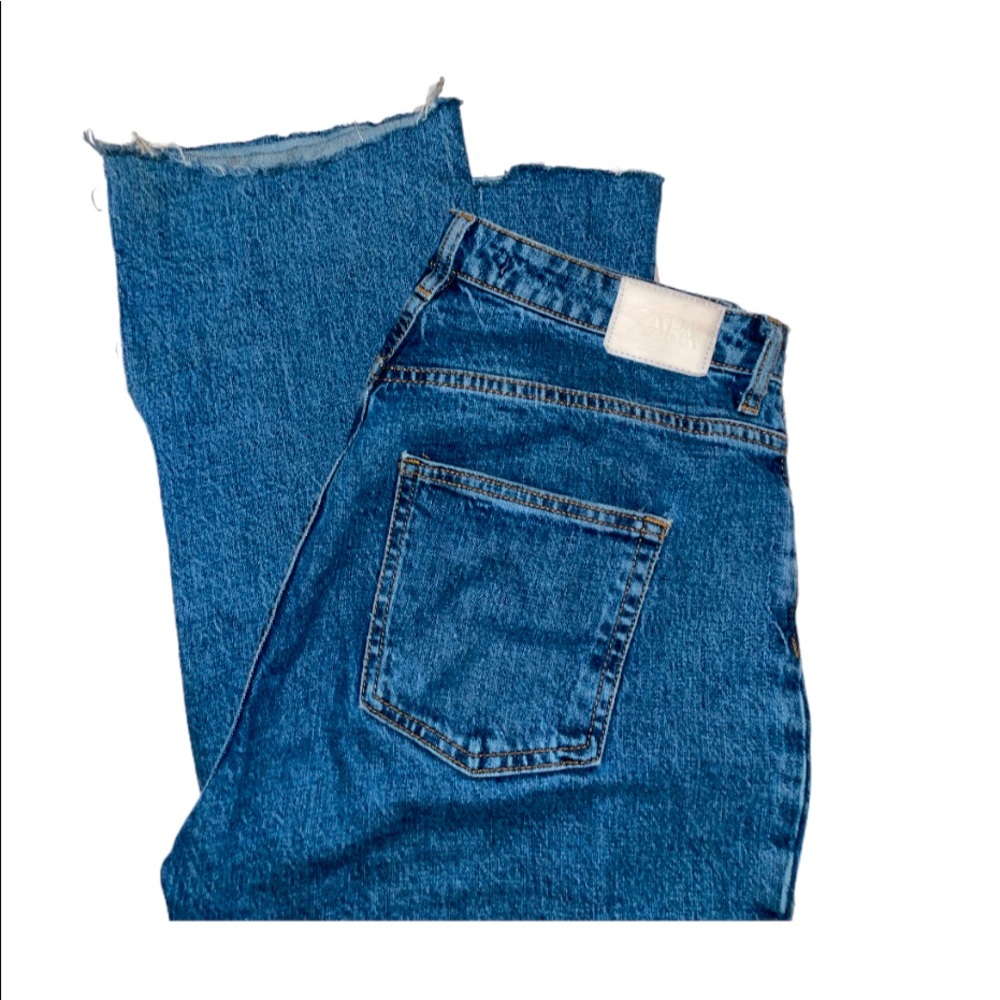 Zara dark wash kick flare jeans with split ankle detail. Size 8 women’s jeans.
